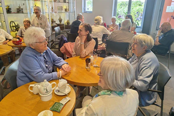Kaffeemühlenmuseum Besucherinnen und Besucher sitzen im Museum
