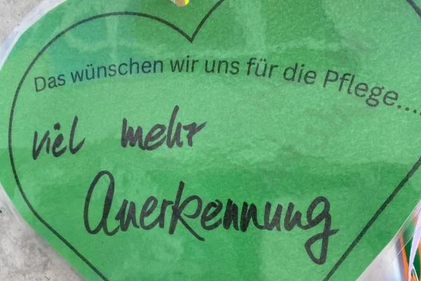 Aktionen zum Tag der Pflege Das Bild zeigt ein ausgeschnittenes Herz mit einer Danksagung