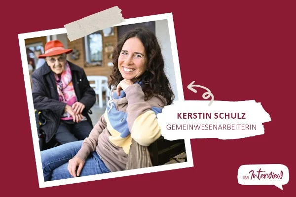 Auf dem Bild sind zwei Frauen zu sehen, die beide in die Kamera schauen und lächeln. Im Hintergrund sitzt eine Dame im Rollator