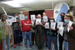 Das Bild zeigt Alexander Beer, Leiter Kreismedienzentrum Bodenseekreis und Julia Liehner von den Offenen Hilfen der Stiftung Liebenau mit Kursteilnehmern Das Bild zeigt Alexander Beer, Leiter Kreismedienzentrum Bodenseekreis und Julia Liehner von den Offenen Hilfen der Stiftung Liebenau mit Kursteilnehmern