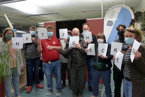 Das Bild zeigt Alexander Beer, Leiter Kreismedienzentrum Bodenseekreis und Julia Liehner von den Offenen Hilfen der Stiftung Liebenau mit Kursteilnehmern Das Bild zeigt Alexander Beer, Leiter Kreismedienzentrum Bodenseekreis und Julia Liehner von den Offenen Hilfen der Stiftung Liebenau mit Kursteilnehmern