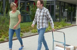 Arbeit ist für Jörg Pohle wichtig. Er verteilt auch die Post und Pakete. Arbeit ist für Jörg Pohle wichtig. Er verteilt auch die Post und Pakete.