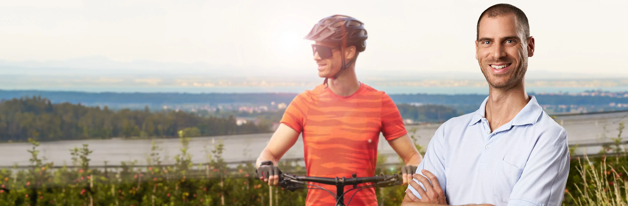 Im Vordergrund ist ein Mitarbeiter in Arbeitskleidung zu sehen. Im Hintergrund ist der gleiche Mitarbeiter beim Fahrrad fahren zu sehen. 
