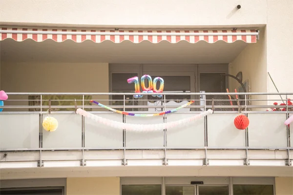 Rosenharzer Sommerfest 2025 das bild einen balkon mit der deko "100 jahre rosenharz"