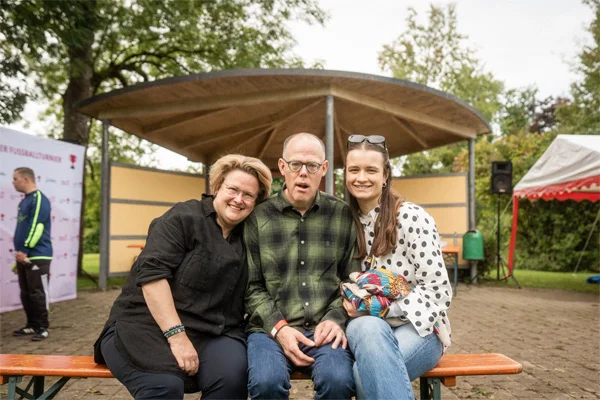 Rosenharzer Sommerfest 2025 das bild zeigt drei besucher, die auf einer bank sitzen.