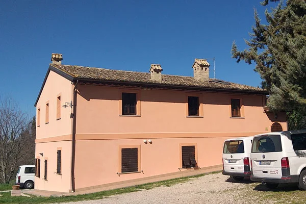 Gartenarbeit und Gemeinschaft bei Franz von Assisi Das Foto zeigt das Gästehaus des Klosters Sießen in Assisi.