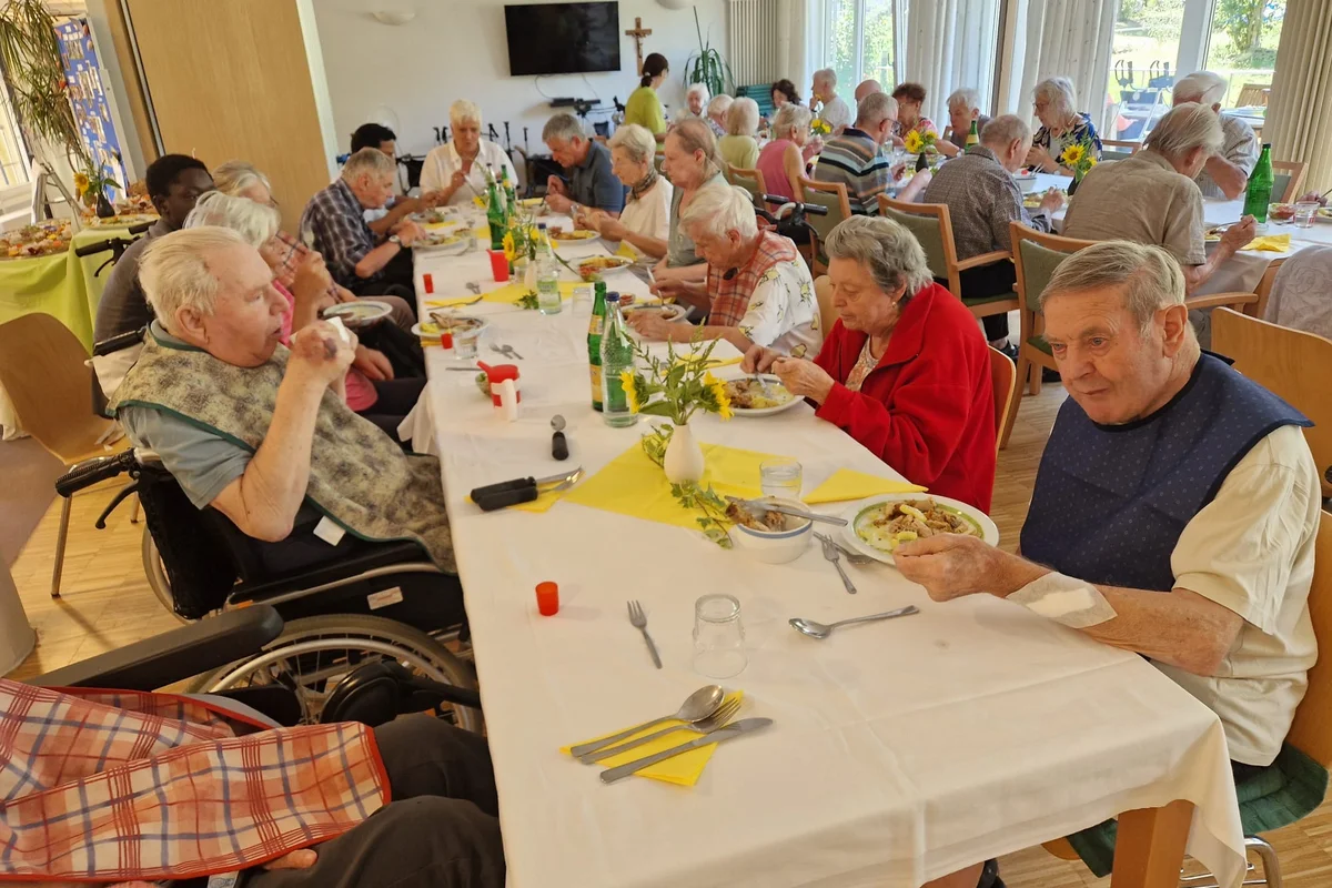 Patrozinium im Haus der Pflege St. Dominikus in Bad Grönenbach Viele ältere Menschen sitzen gemeinsam an langen Tischen beim Essen.