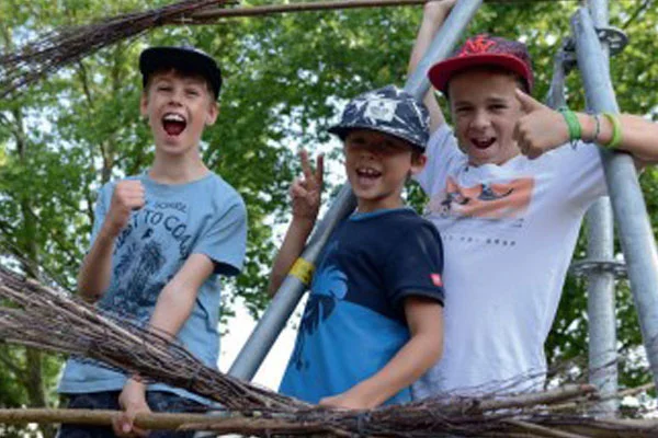 Das Foto zeigt Kinder am Spielen.
