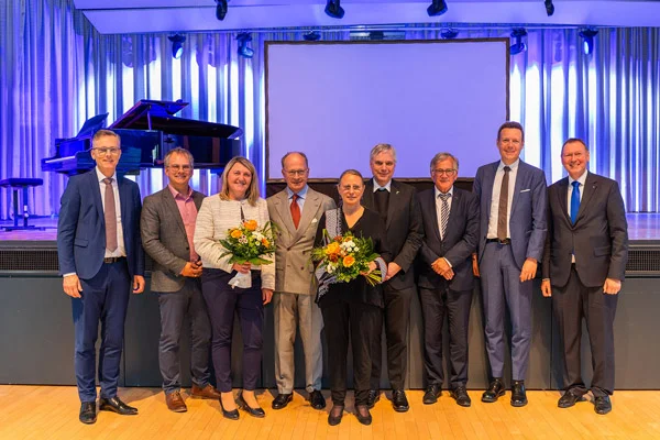 Gruppenfoto mit Vertreterinnen und Vertreter von Politik, Wirtschaft, Kirchen sowie der Stiftung 