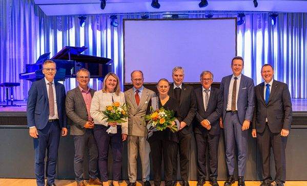 Gruppenfoto mit Vertreterinnen und Vertreter von Politik, Wirtschaft, Kirchen sowie der Stiftung 