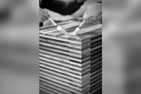 Szene der Ausstellung: Holzobjekt mit Pinseln