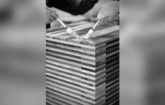 Szene der Ausstellung: Holzobjekt mit Pinseln