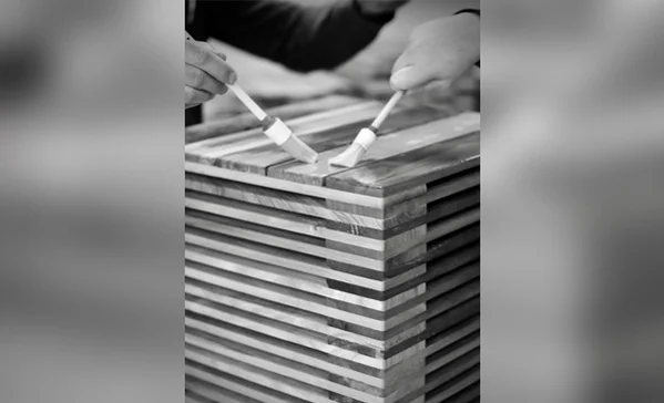 Szene der Ausstellung: Holzobjekt mit Pinseln