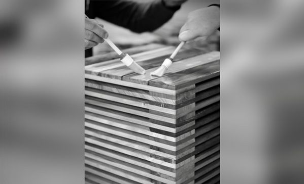 Szene der Ausstellung: Holzobjekt mit Pinseln