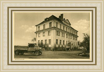 1927, Übernahme des St. Gebhardi-Hauses in Hegenberg. Die Pflegeanstalt erwirbt das St. Gebhardi-Haus in Hegenberg, bisher eine private katholische „Rettungsanstalt“ für Kinder, mitsamt der zugehörigen Landwirtschaft und Gärtnerei. Es  wird zur Unterbringung von Frauen mit Behinderungen genutzt. Heute befindet sich hier ein Fachzentrum für Kinder mit Unterstützungsbedarf. Das Bild zeigt das St. Gebhardi-Haus in Hegenberg.