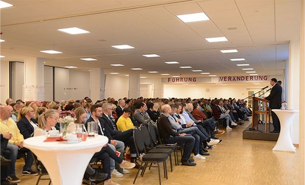 Das Foto zeigt einen Vortrag mit vielen Zuhörern und Zuhörerinnen.