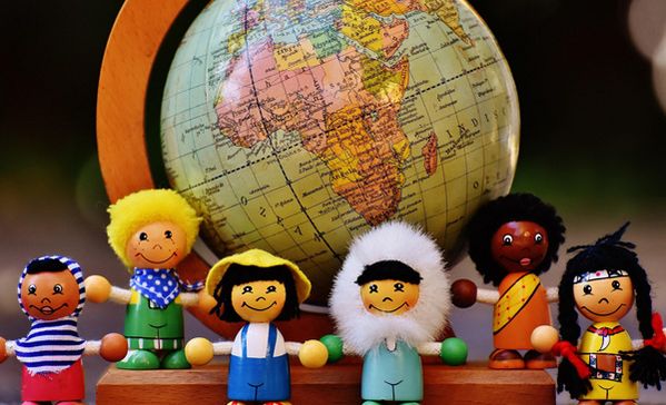 das bild zeigt einen globus mit spielzeugfiguren davor