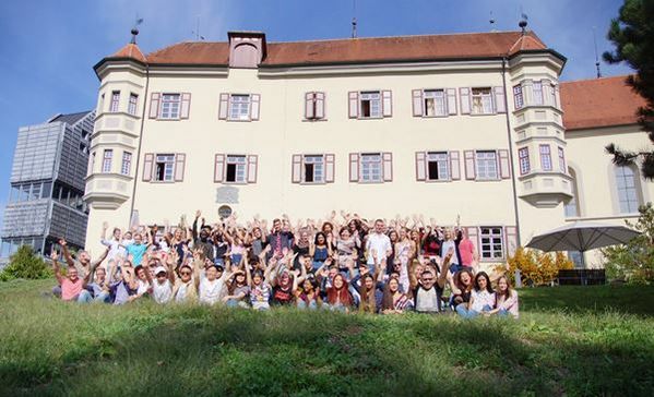 Das Bild zeigt die rund 150 neuen Azubis vor dem Schloss Liebenau