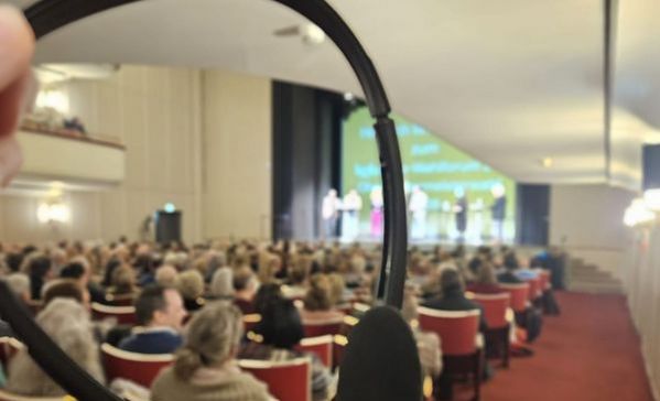 Foto durch ein Brillenglas auf eine Bühne