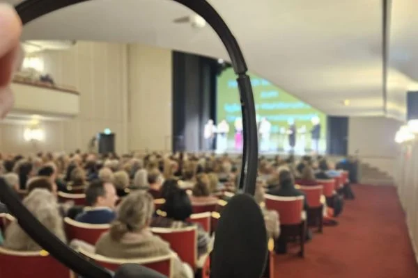 Wahlveranstaltung Foto durch ein Brillenglas auf eine Bühne