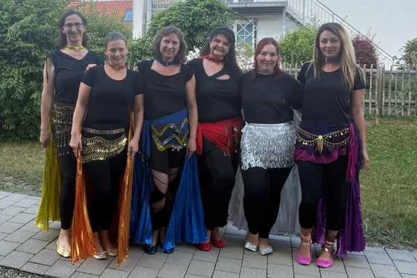 Sommerfest St. Dominikus Bad Grönenbach das bild zeigt die bauchtanz-gruppe am sommerfest st. dominikus in bad grönenbach