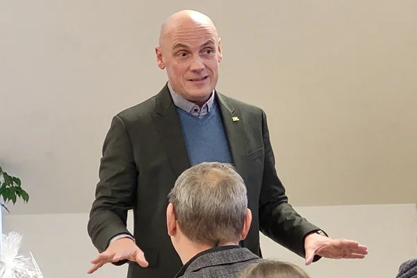 Lebendige Demokratiebildung Das Foto zeigt den Landtagsvizepräsident Daniel Born.