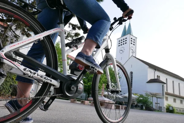 Auf dem Bild ist eine Person zu sehen die Fahrrad fährt
