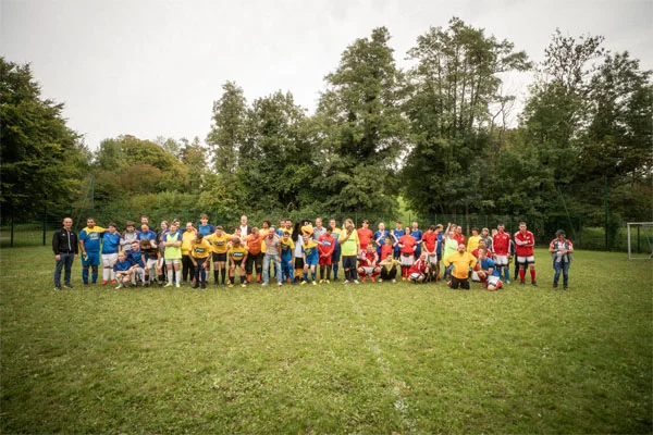 viele fußballer in einer gruppe, die beim klaus-kinkel-turnier teilgenommen haben