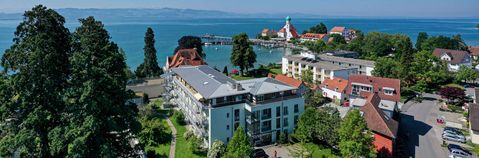 Das Bild zeigt eine Drohnenaufnahme von Wasserburg am Bodensee