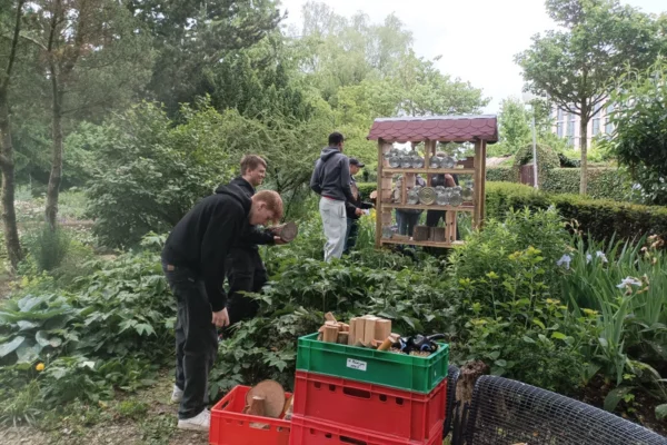 Jugendpreis BBW Drei Schüler arbeiten in einem Garten.