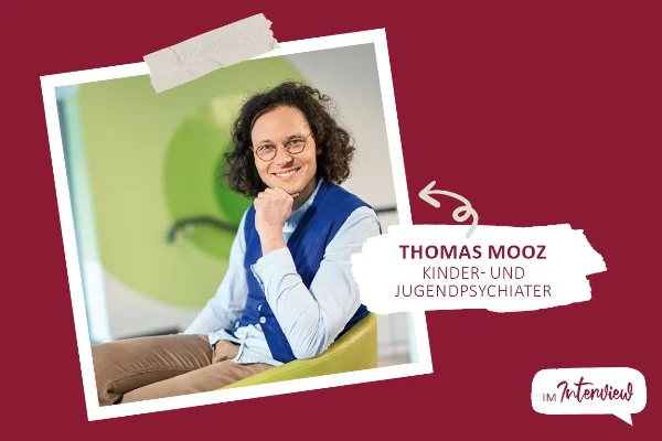 Auf dem Bild ist ein Mann mit Brille zu sehen, der in die Kamera schaut.
