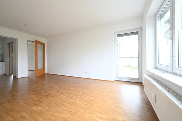 Wohnanlage Berg Das Bild zeigt ein Zimmer in einer leeren Wohnung