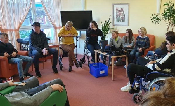 Das Bild zeigt die interessierten Schülerinnen und Schüler in einer Gesprächsrunde