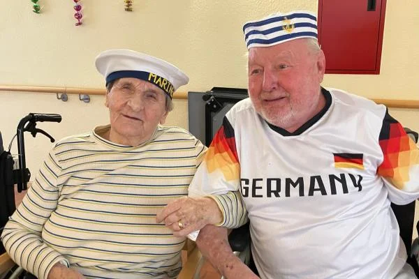Das Bild zeigt zwei Personen beim Schunkeln