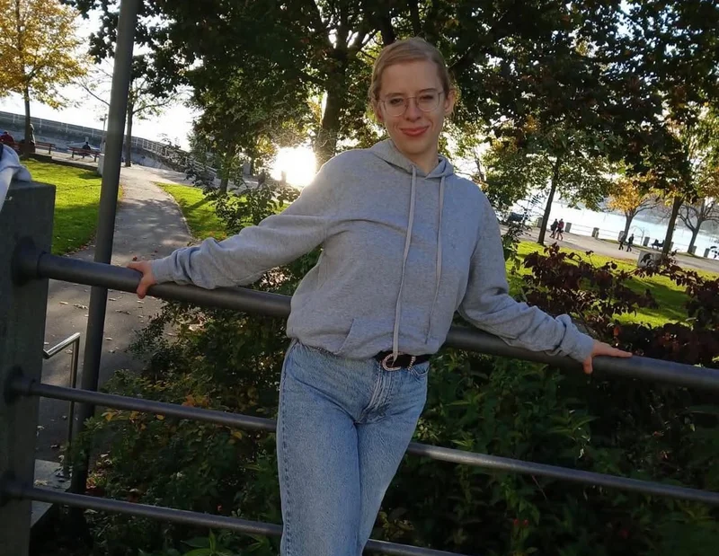 FASD Awareness Day Eine Frau schaut in die Kamera