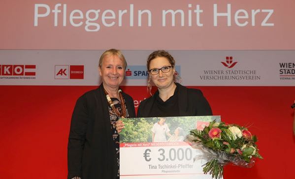 Das Bild zeigt Tina Tschinkel-Pfeiffer bei der symbolischen Scheckübergabe