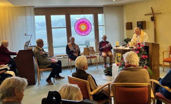 Pfarrer steht hinter dem Altar