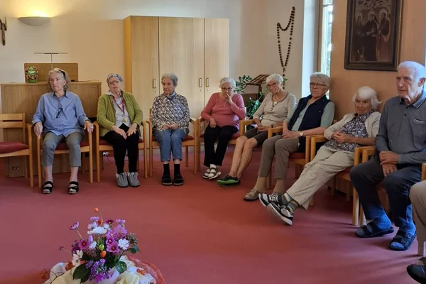 Woche der Demenz im Haus der Pflege St. Meinrad in Ravensburg das bild zeigt eine gruppe dementer menschen im stuhlkreis