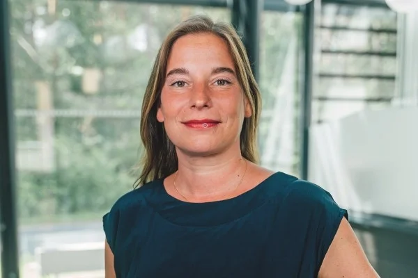 Katarina Peranić, Vorständin der Deutschen Stiftung für Engage- ment und Ehrenamt (DSEE) Das Bild zeigt eine Frau die vor der Kamer steht und lacht.