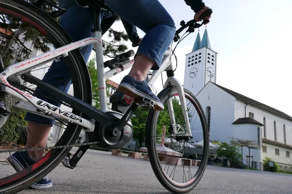 Das Bild zeigt eine Person die auf einem Fahrrad fährt
