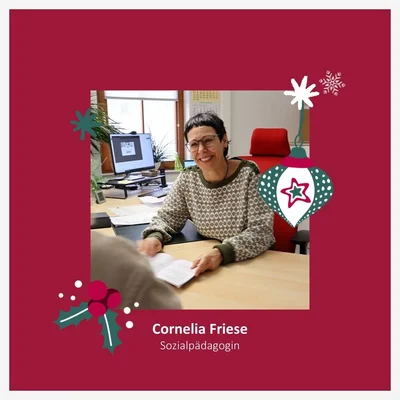 Türchen des Adventskalenders Das Foto zeigt Cornelia Friese an ihrem Arbeitsplatz.