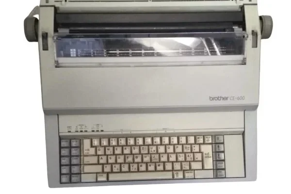 Zeitreise durch vier Epochen - vor dem Jahr 2000 Das Bild zeigt eine elektrische Schreibmaschiene