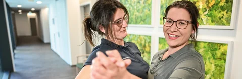 Das Bild verlinkt zum Arbeitgeber-Video der Pflege.