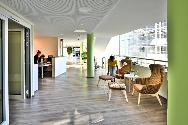 Franziskuszentrum Das Bild zeigt einen Aufenthaltsraum im Franziskuszentrum