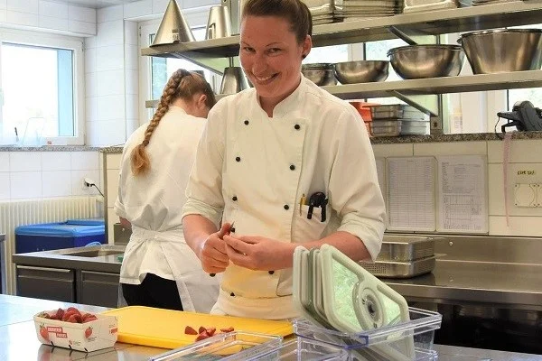 Foodwaste – Food Safe" Das Bild zeigt Gastroleiterin Conny Schläpfer in der Küche