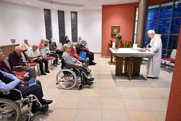 Franziskuszentrum Das Bild zeigt den Andachtsraum im Franziskuszentrum beim Gottesdienst