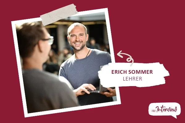 Das Bild zeigt einen Mann der in die Kamera lächelt.