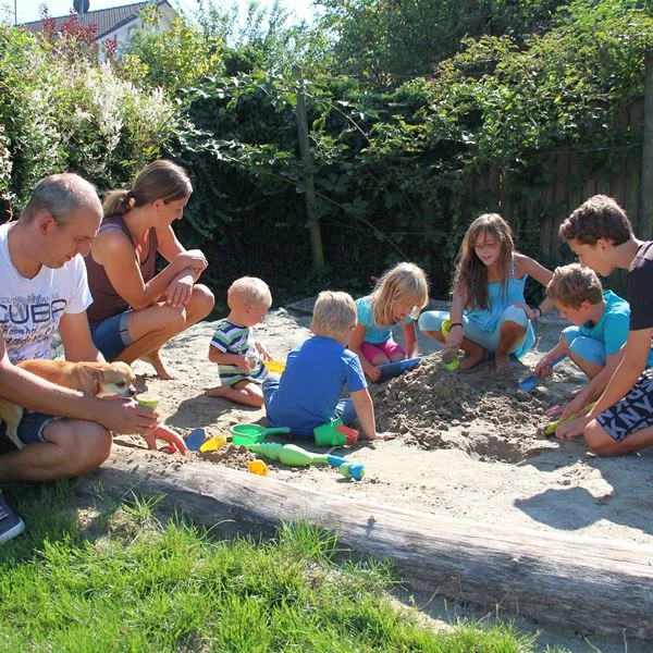 Das Bild zeigt den kleinen Sven inmitten seine Pflegefamilie