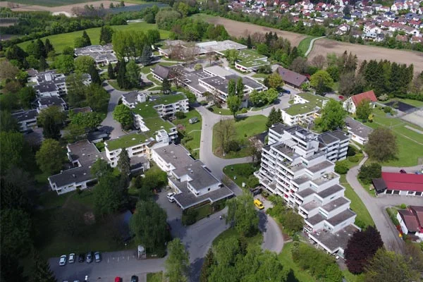 Eine Luftbildaufnahme mit vielen Gebäuden.
