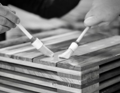 Zwei Hände mit Pinsel